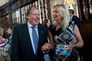 Erik Habers en Inez Goossens bij de overdracht in Grote Kerk Naarden